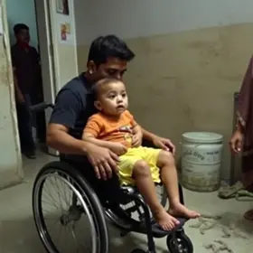Pai é flagrado agredindo filho cadeirante com socos em condomínio, em João Pessoa; VÍDEO pai agride filho cadeirante